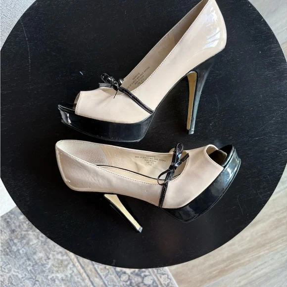 Elegant Cream and Black Peep-Toe Heels - Picture 4 of 13